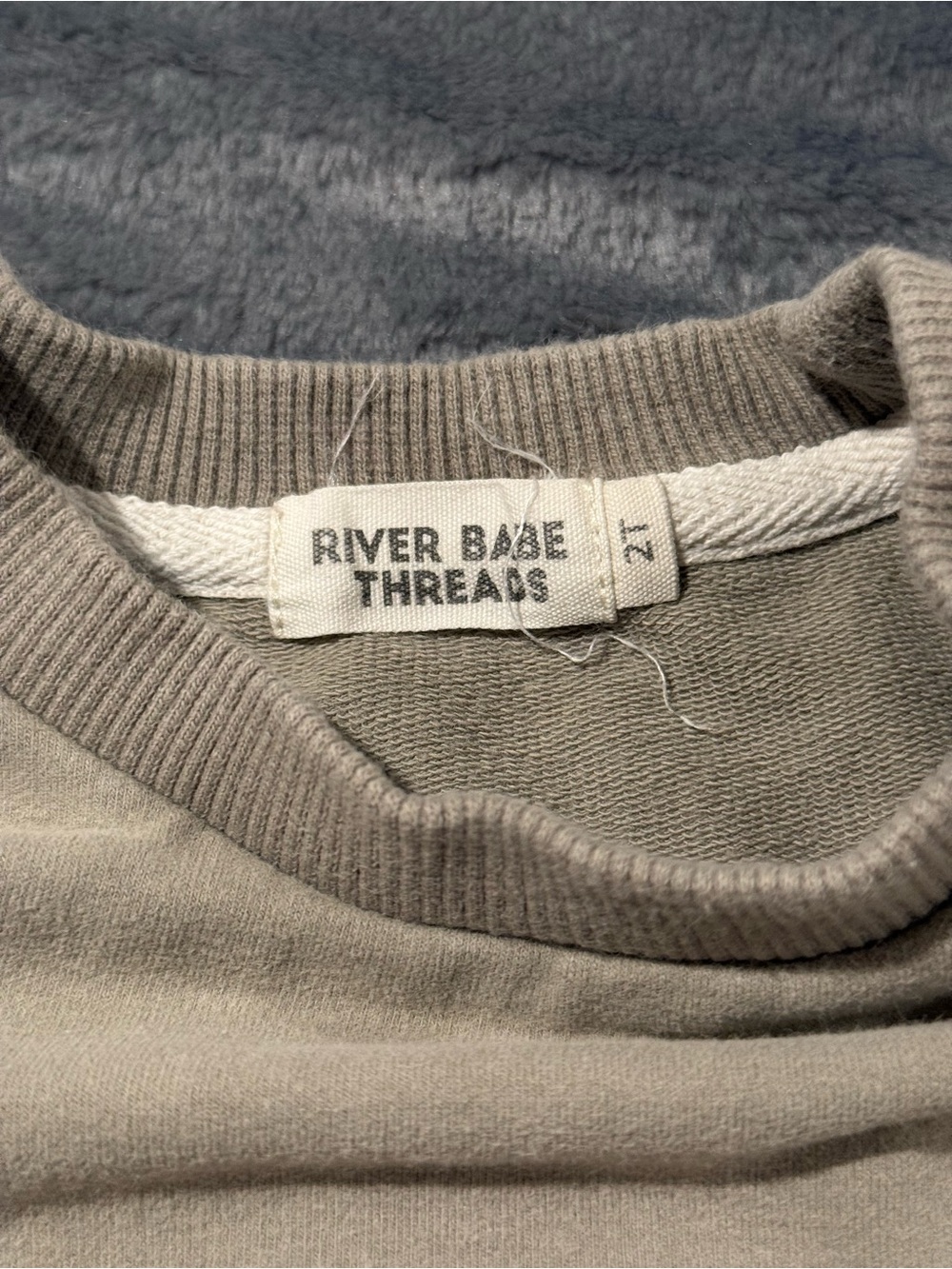 Olive green crewneck organic cotton size 2T - Picture 2 of 4